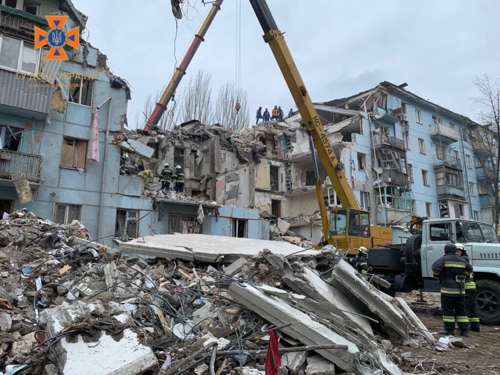 Обстріл багатоповерхівки у Запоріжжі: з-під завалів деблокували тіла ще п’яти загиблих мирних жителів