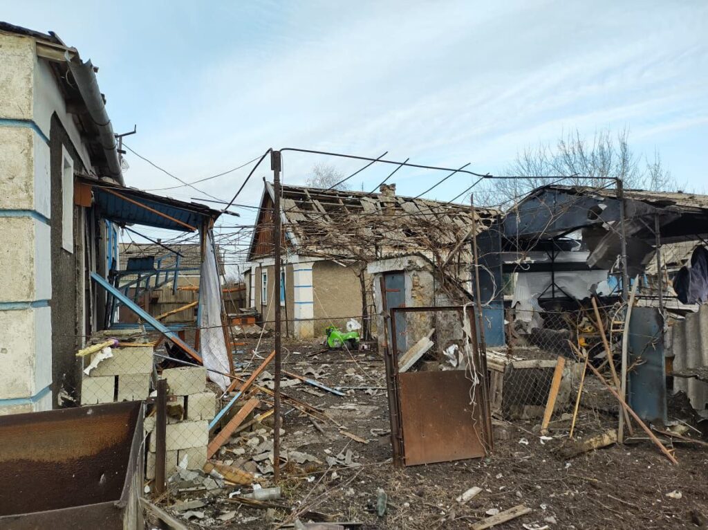 Двоє людей загинуло, ще сім поранено: росіяни обстріляли щонайменше 14 населених пунктів Донеччини