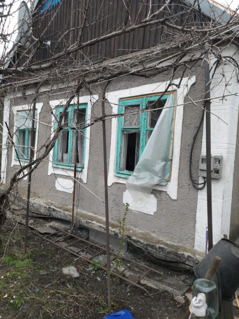 Били з “Ураганів” та артилерії: військові РФ обстріляли щонайменше 16 населених пунктів Донеччини, є загиблий та поранені