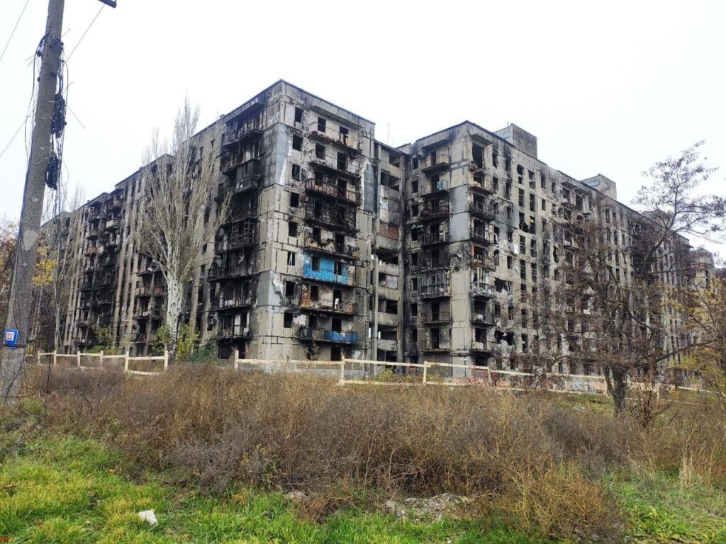 Росіяни в Маріуполі знесли багатоповерхівку: у підвалі залишилось понад 200 загиблих