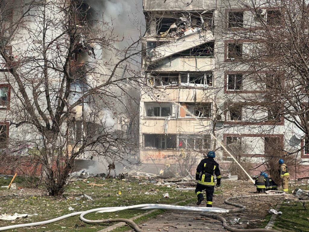 Ракетный обстрел многоэтажки в Запорожье: по меньшей мере 18 человек получили ранения, среди них дети