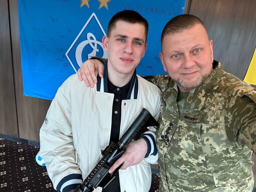 Епічний бій “Хижака” поблизу Сватового: боєць ЗСУ, який героїчно відбив атаку росіян, отримав нагороду від генерала Залужного