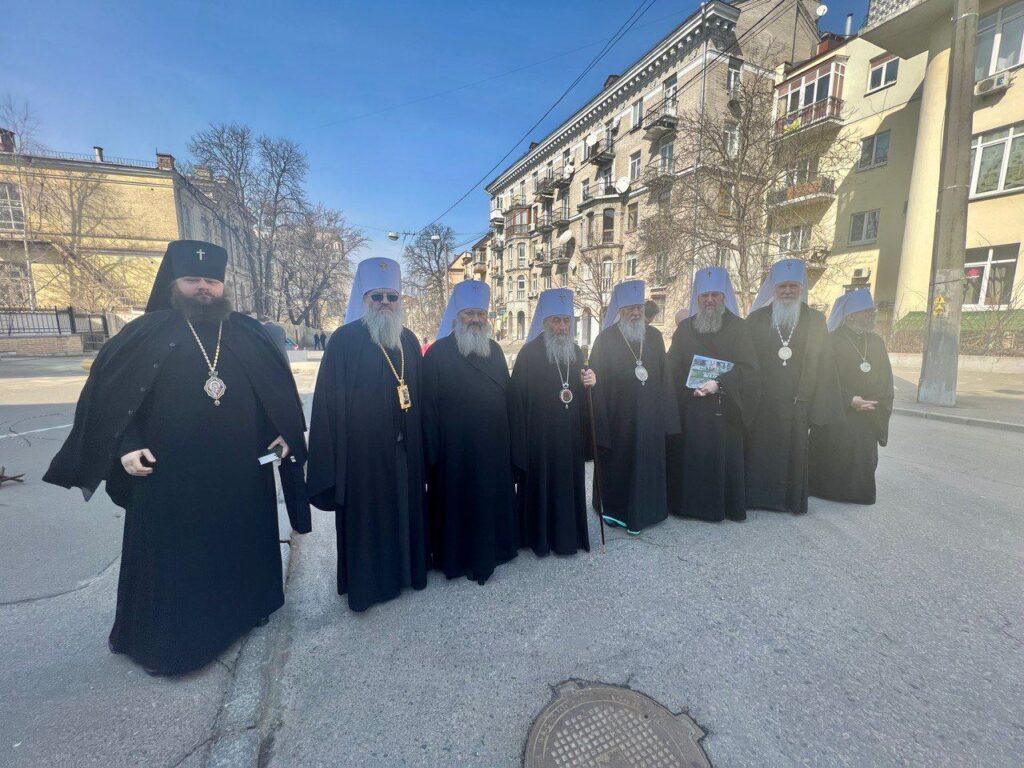 В УПЦ МП скаржаться, що комісія не пускає їх до лаврських печер “вклонитися мощам”