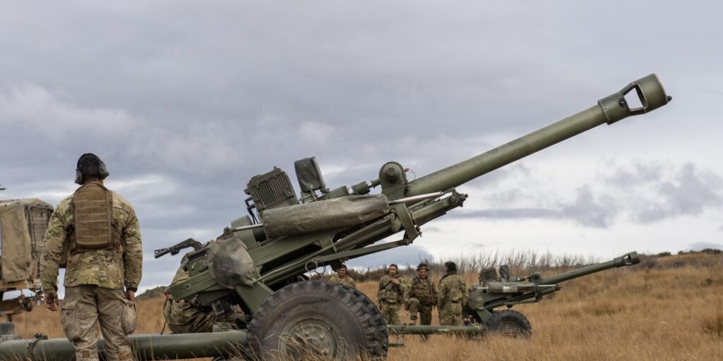Британська гармата L119 на фронті: Залужний опублікував відео роботи українських артилеристів