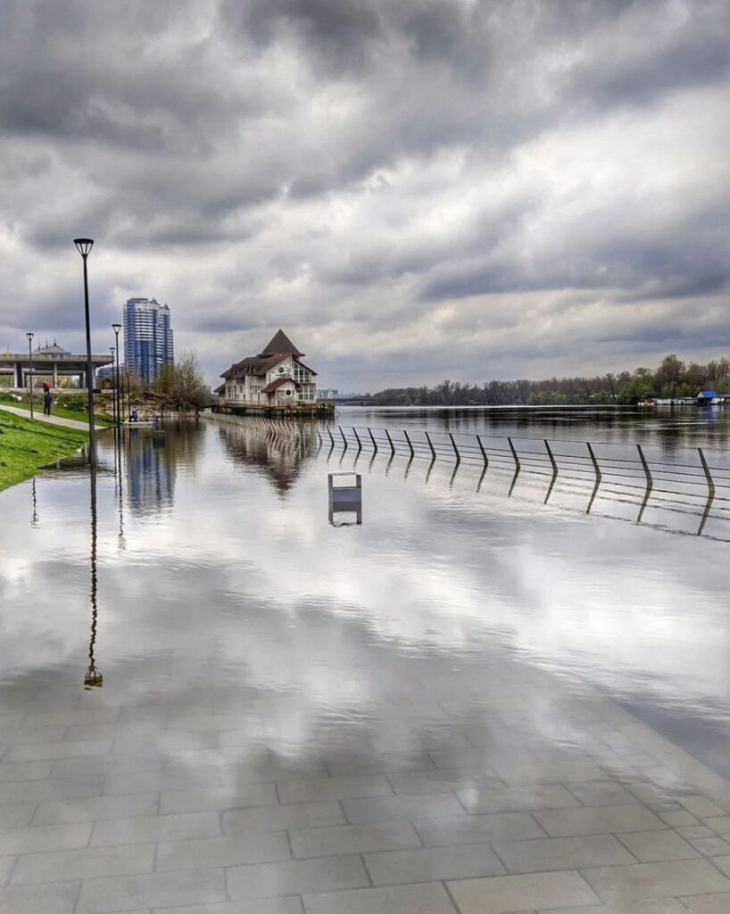 У Києві знизився рівень води в Дніпрі, але можлива наступна хвиля водопілля