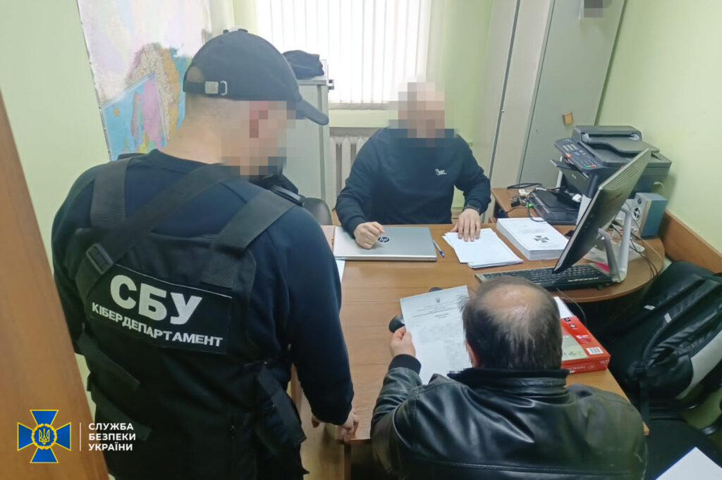 Виправдовували злочини РФ та закликали нищити Україну: СБУ викрила трьох агітаторів-колаборантів