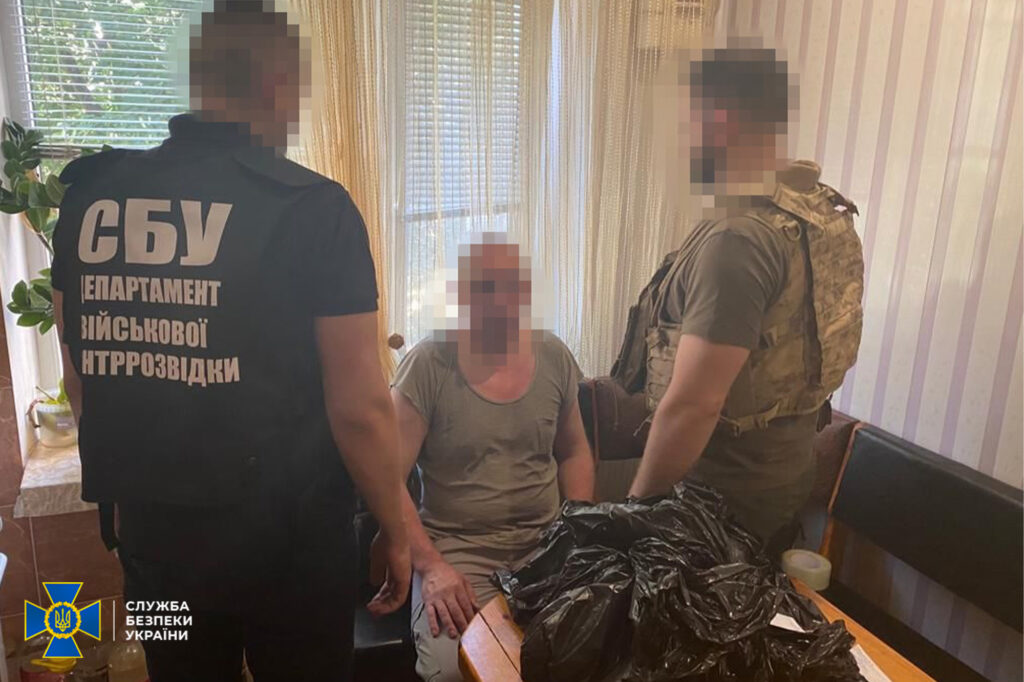Передавав дані про ЗСУ своєму сину-військовослужбовцю РФ: СБУ затримала інформатора на Дніпропетровщині