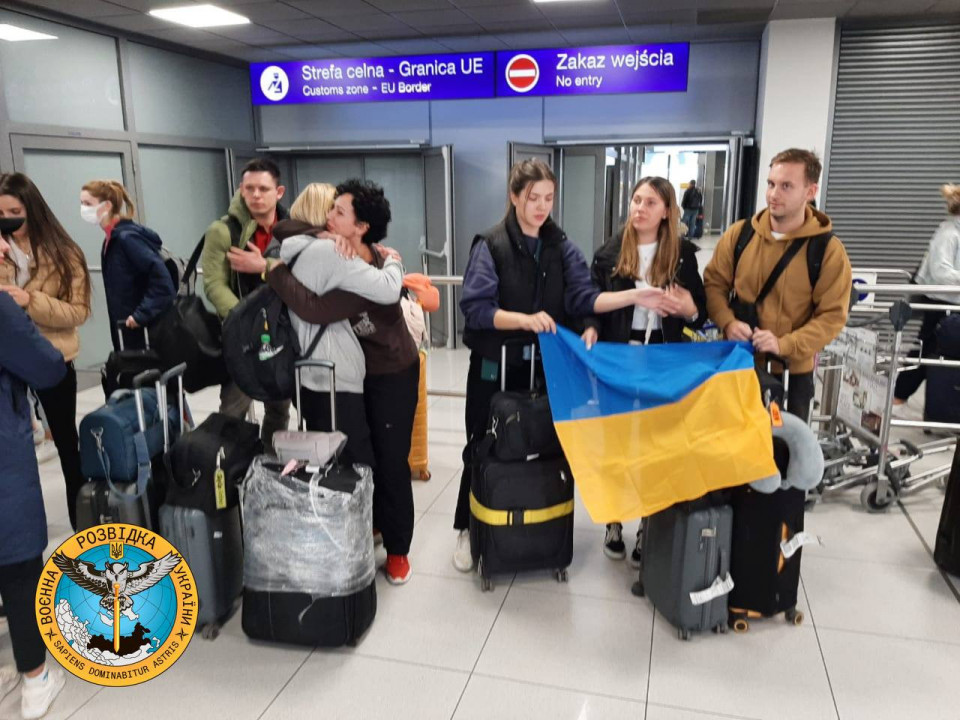 Українська розвідка врятувала ще 64 українця: літак з Судану приземлився у Польщі