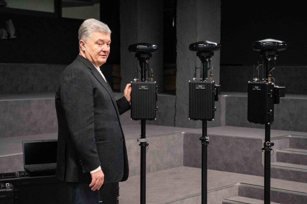Техніка для полювання на ворожі дрони – Порошенко купив для ЗСУ три комплекси спеціальних антен