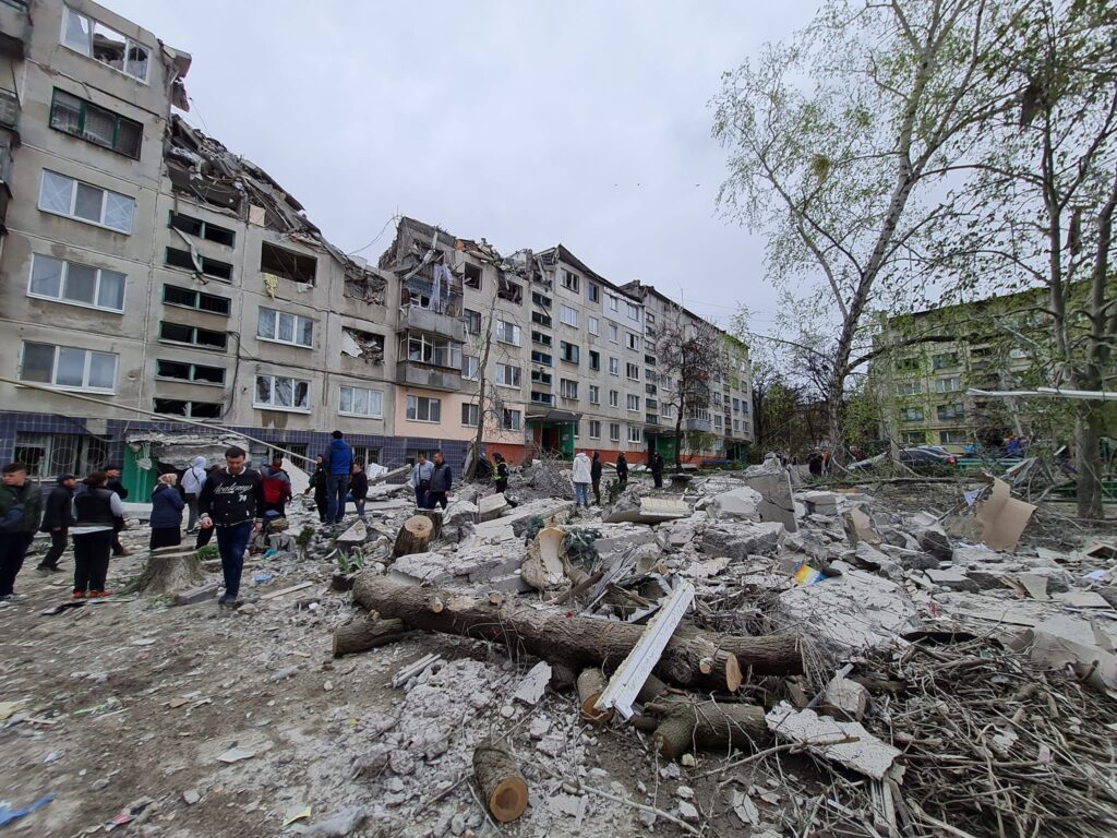 Росіяни обстріляли багатоповерхівку та школу у Слов’янську: є загиблий та поранені, під завалами є люди, серед них дитина