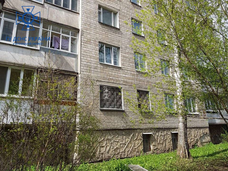 У Вінниці з вікна шостого поверху випала 3-річна дівчинка