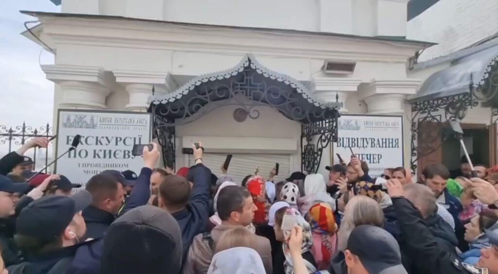 В Киево-Печерской лавре снова столкновения: представители УПЦ МП устроили драку с правоохранителями на территории святыни