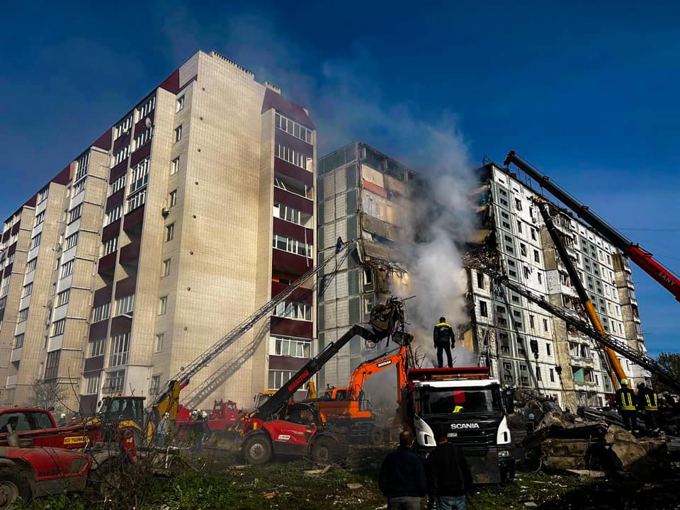 Ракетний удар по багатоповерхівці в Умані: 15 загиблих, серед них три дитини, тривають рятувальні роботи