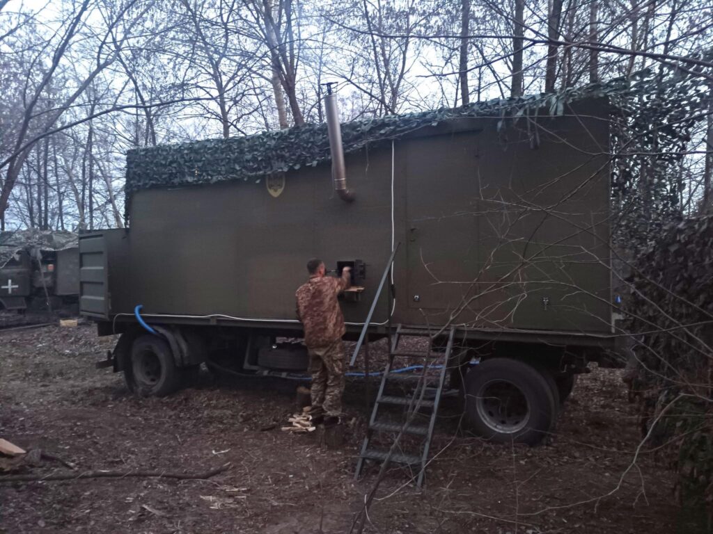 Наче знову народились: військові з-під Бахмута показали лазню, яку привіз Порошенко