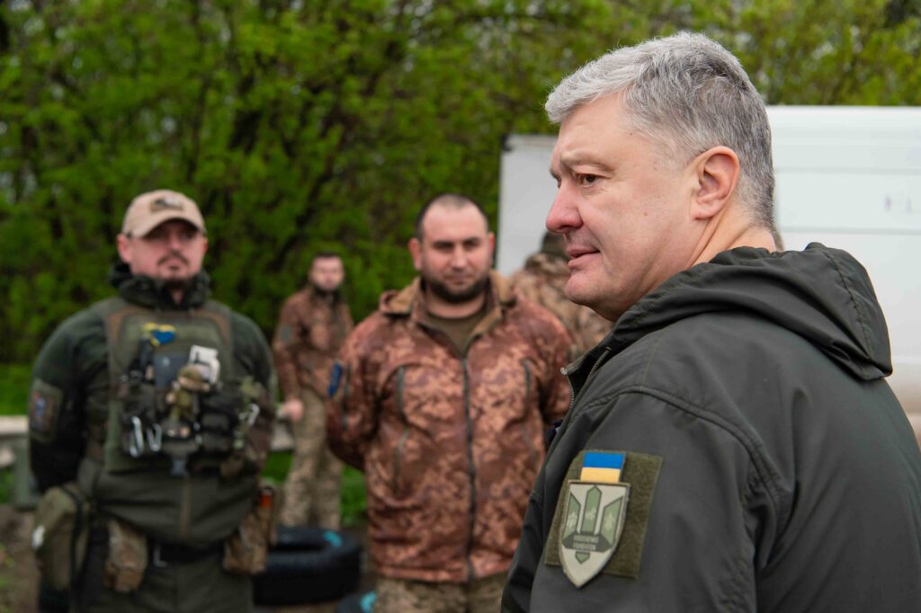 Скорочуйте і забирайте у всіх інших – Порошенко у Верховній Раді закликав повернути виплати військовим