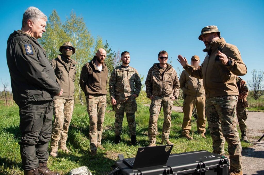 Порошенко замовив для ЗСУ 10 комплексів, які виявляють операторів ворожих дронів