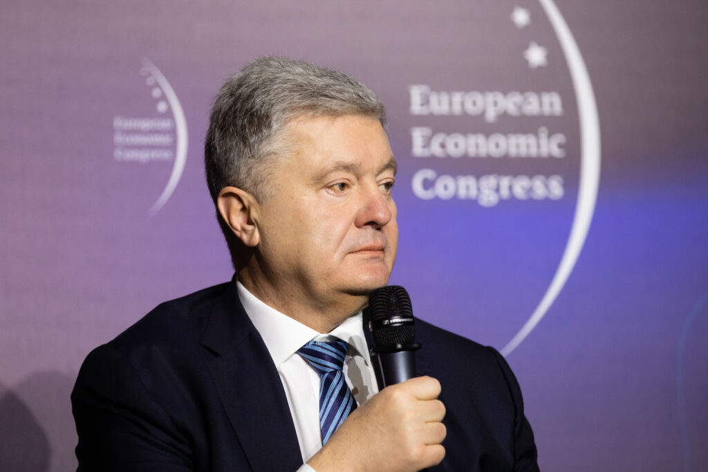 Нам нужны не десятки, а тысячи танков – Порошенко на конгрессе в Польше