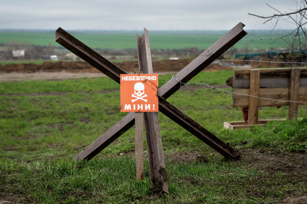 Russians remotely mine streets in Kherson: anti-personnel “Petals” discovered in several locations