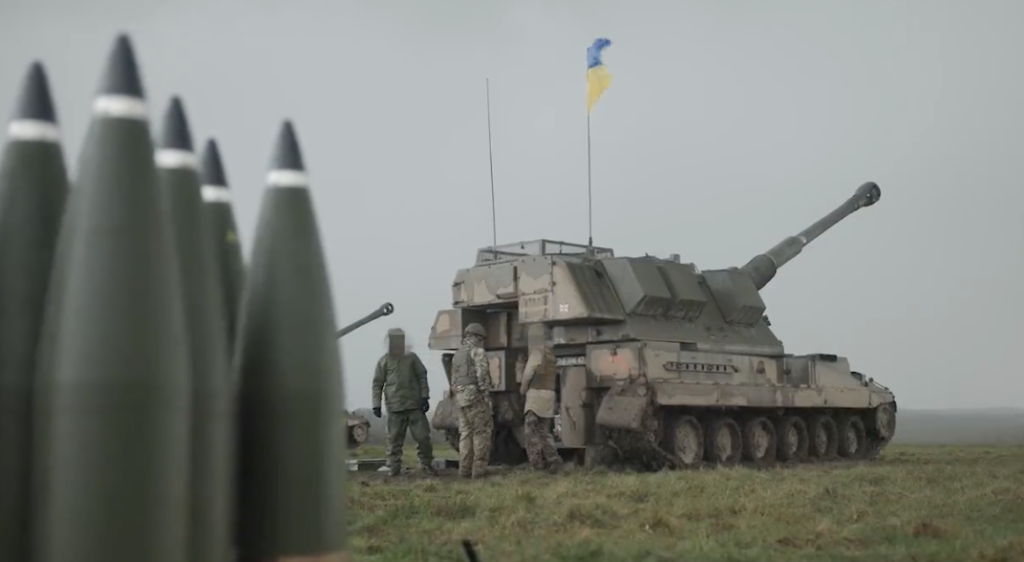 У Британії група українських військових завершила навчання на гаубиці AS90