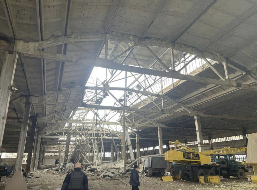 Окупанти вдарили авіабомбами по підприємству в Бериславському районі