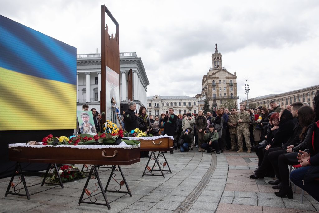 Щирий, справжній, безкомпромісний патріот – Порошенко з побратимами на Майдані Незалежності попрощалися з Олегом Барною