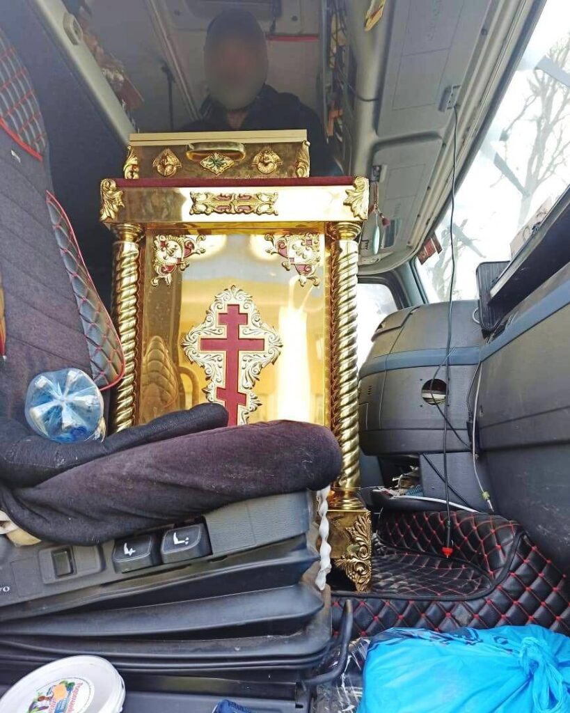 Пограничники помешали иностранцу вывезти из Украины мощи святых и церковную утварь: фото, видео и подробности
