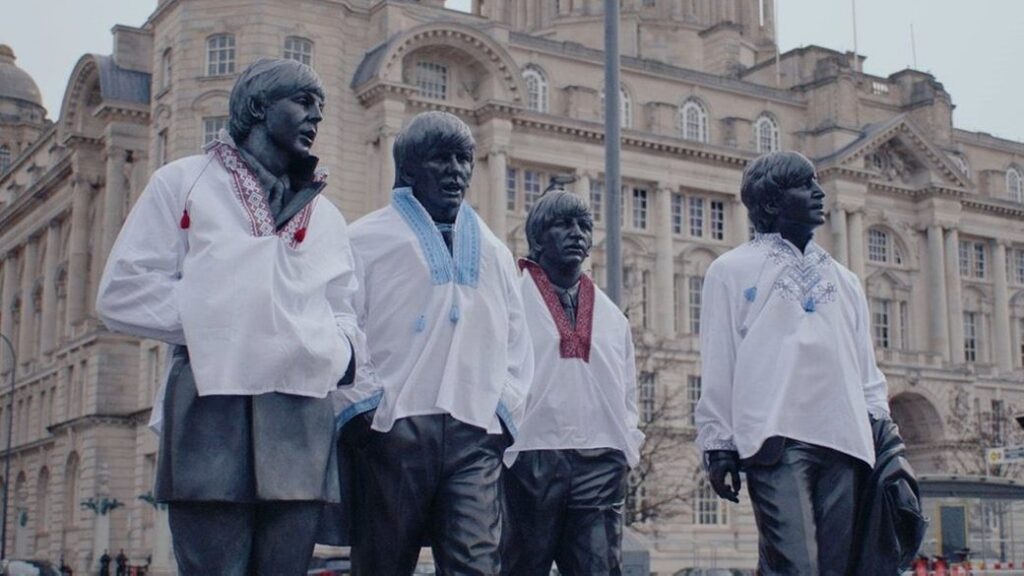 До Євробачення-2023: пам’ятник групи The Beatles у Ліверпулі одягнули в українські вишиванки