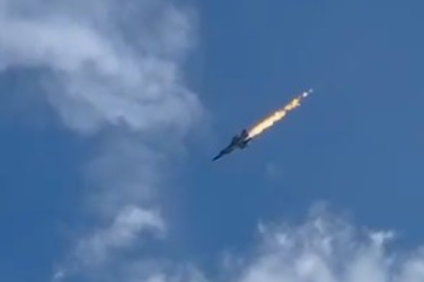На півночі Росії загорівся та впав винищувач МіГ-31: відео