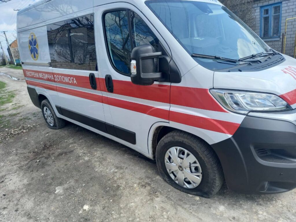 Росіяни обстріляли Берислав на Херсонщині: під удар потрапила бригада швидкої допомоги, є поранені