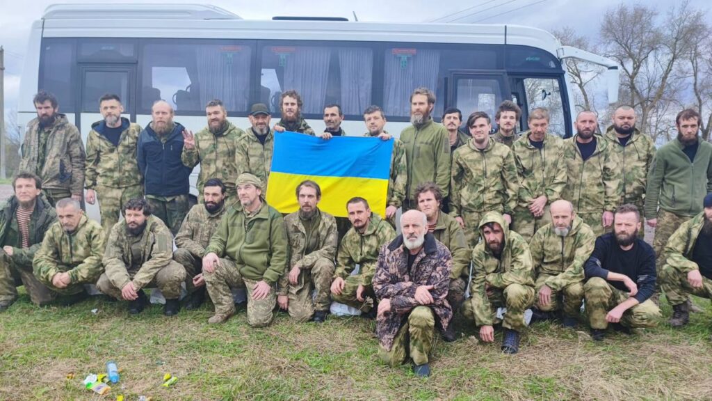 “Наші люди їдуть додому”: до України з ворожого полону повернулось 130 військових