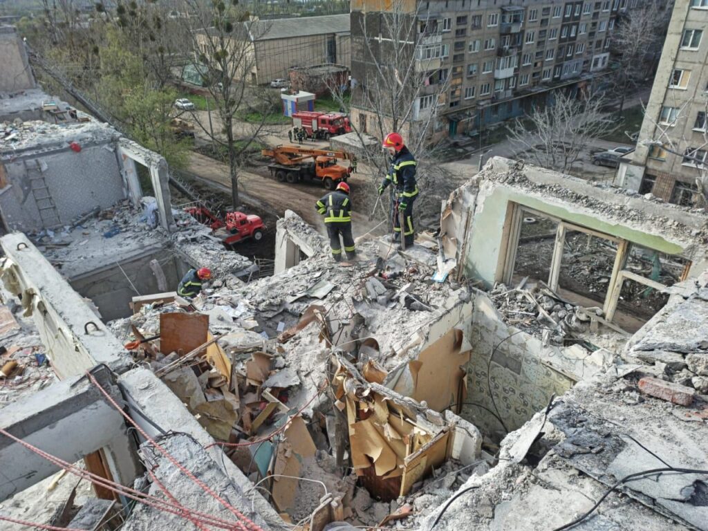 Обстріл багатоповерхівки у Слов’янську: кількість загиблих зросла до 12, ще 22 людей поранені