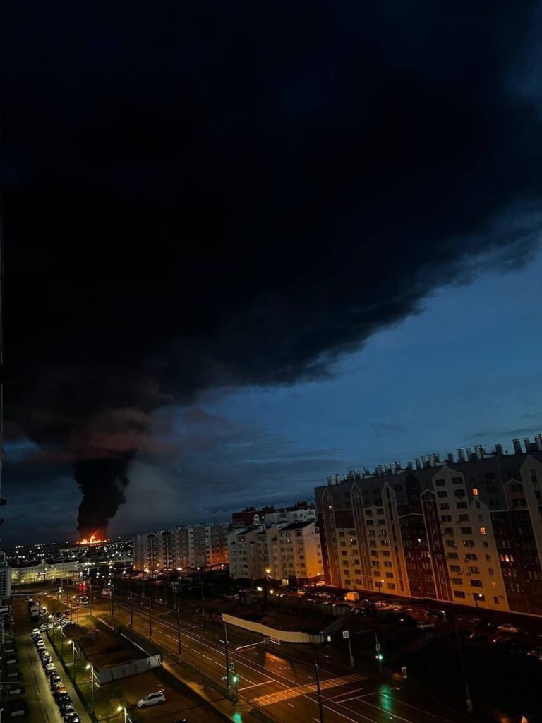 «Любой «хлопок» с доставкой в Крым»: в ВСУ и ГУР отреагировали на масштабный пожар в Севастополе