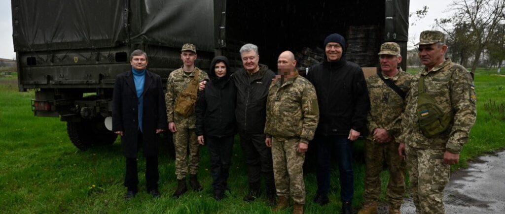 По случаю годовщины потопления крейсера «Москва»: Порошенко привез знаменитой 406 бригаде полезные «подарки»