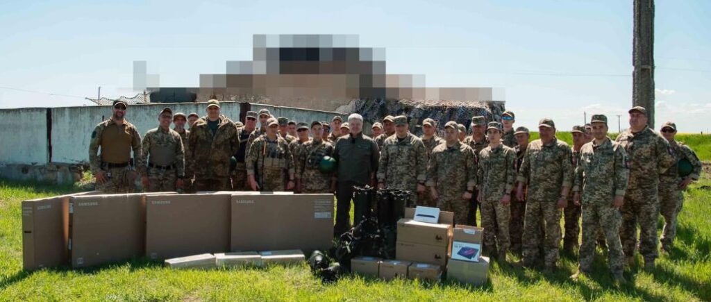 Хлопці щойно приземлили ворожий “Ланцет”: Порошенко привіз на південний фронт електроніку для підрозділу ППО