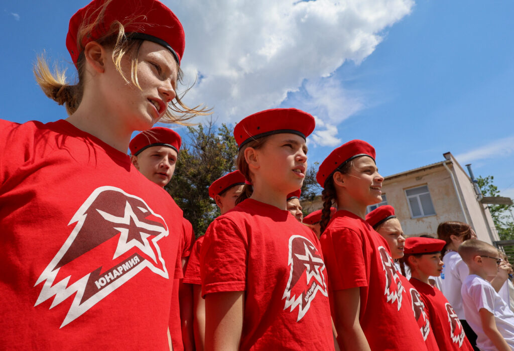 Росія офіційно залучає дітей з окупованого Донбасу до “Юнармії”