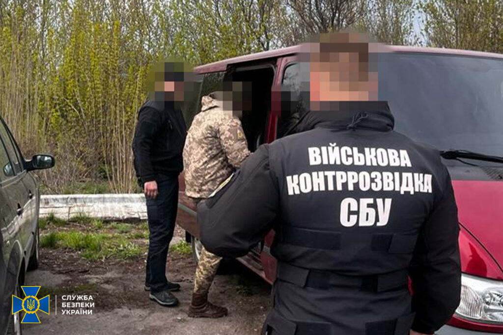 Мобілізувався до ЗСУ та шпигував за авіацією: СБУ затримала ворожого інформатора на Миколаївщині