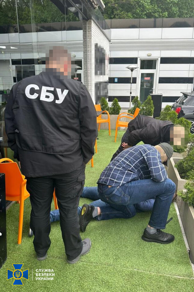 СБУ ліквідувала схему незаконного вивезення за кордон ухилянтів, до якої причетні росіянин та чиновник Київської ОВА