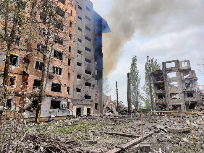 Російські окупанти обстріляли житловий будинок в Авдіївці: під завалами є люди, двоє поранені