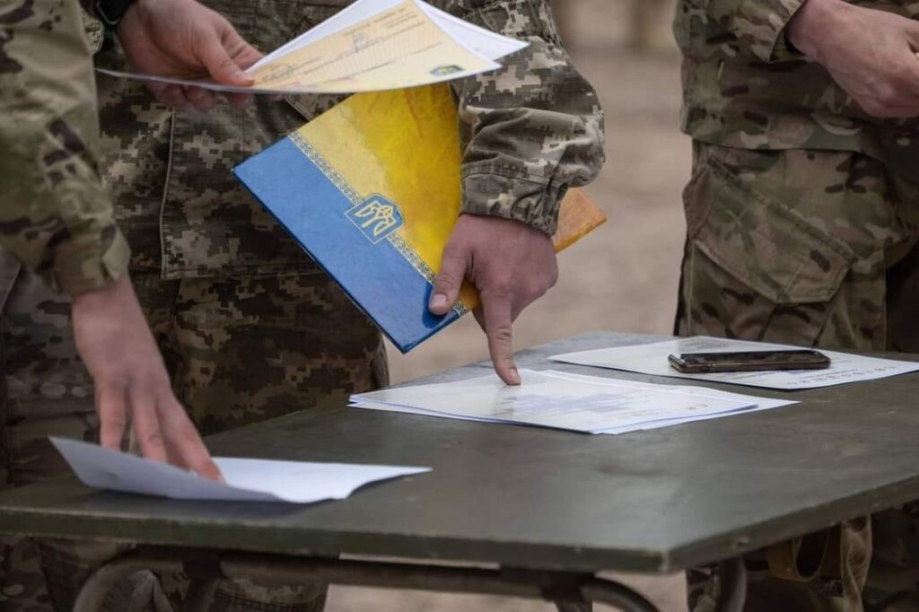 Чи будуть примусово повертати українців призовного віку додому: відповідь Єврокомісії