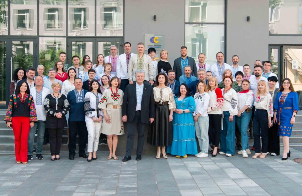 Вишиванка це присяга на вірність Україні: Порошенко з однодумцями показав фото у вишитих українських сорочках