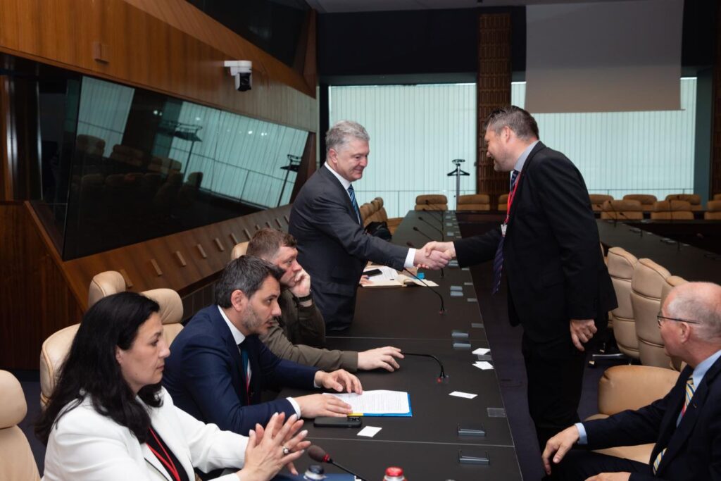 Після Швеції та Фінляндії наступною буде Україна: Порошенко про членство в НАТО