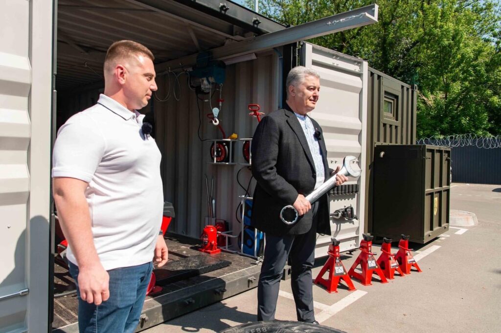 Щоб швидко «перевзувати» фронтову техніку: Порошенко з волонтерами зробили пересувний шиномонтаж