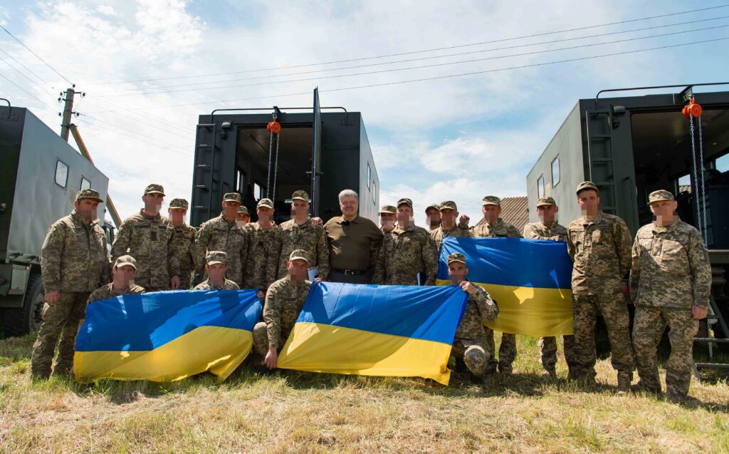 Формування нове, а побратими давні: Порошенко привіз у новостворений армійський корпус вантажівки та пересувні автомайстерні
