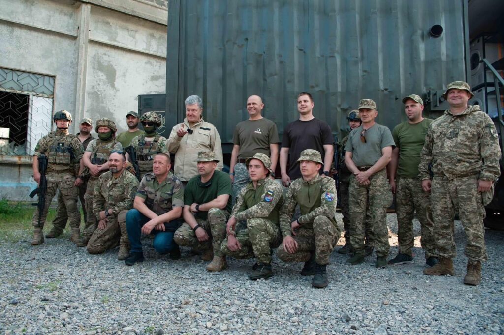 Порошенко привіз техніку десантникам на фронт – вони розповіли, як готуються до наступу