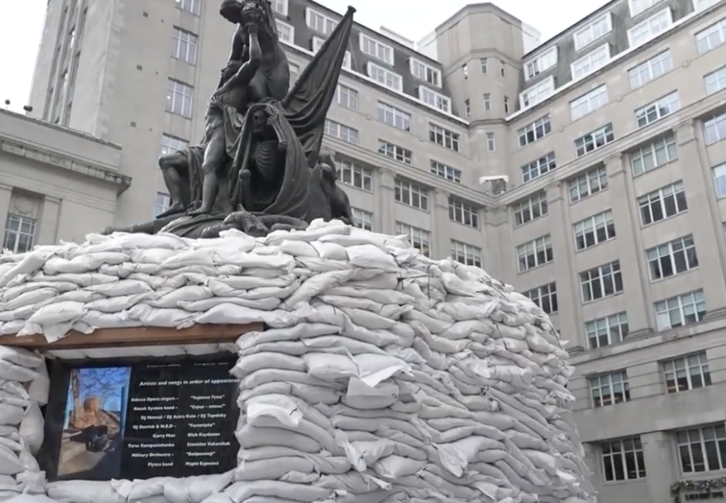 У Ліверпулі пам’ятник обклали мішками з піском на знак солідарності з Україною