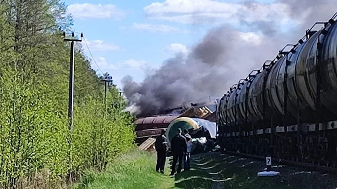 У Росії рух спротиву спалив десятки локомотивів та порушив логістику: як це вплине на фронт