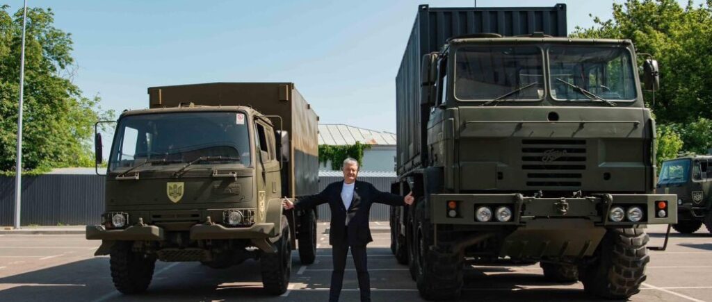 Вантажівки DAF, БПЛА Poseidon, автомайстерні: Порошенко та волонтери ГО “Справа Громад” підготували нову партію техніки на фронт