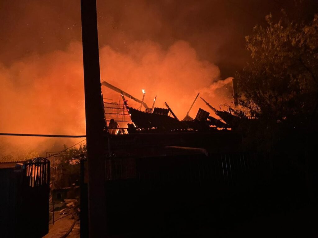 Били з артилерії, РСЗВ, авіації та касетними снарядами, вісім людей поранено: росіяни масовано обстріляли Запорізьку область