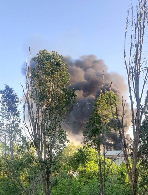 У Луганську пролунала серія вибухів, палає Машинобудівний завод: відео