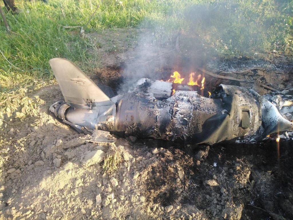 Росіяни вкотре атакували Київ: усі повітряні цілі збила ППО, від падіння уламків сталася пожежа